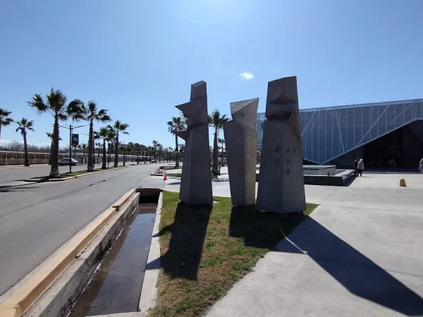 3 TOTEM BOULEVARD